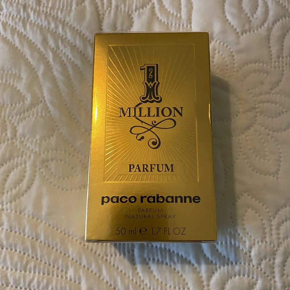 Hej! Jag säljer min helt oanvända paco rabanne 1 Million parfym. Det är en parfum vilket betyder att parfymens prestation och har hög sillage. Man får garanterat komplingar och denna parfym stannar minst 12 timmar på huden. Hör av er vid frågor! . Övrigt.