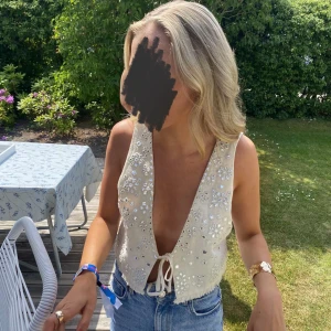 Topp - Säljer denna skitsnygga slutsålda topp från Zara. Perfekt till festival bla! Endast använd 1 gång därför som ny! Nypris 559kr.