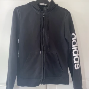 Adidas sweatshirt  - Svart Adidas sweatshirt. Storlek S.  