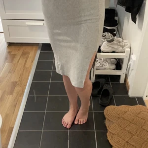 Kjol med slits - Normal i storlek, använd ett fåtal gånger.