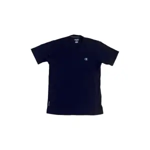 Champion Vapor Cotton Vintage T-shirt 🖤  Pris: •199kr  Stl: M  Bredd 47cm Längd 66cm  Kontakta oss för mer info🤍