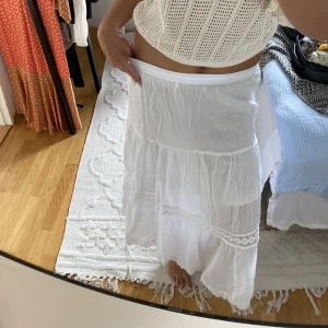 Vit kjol - Användbar kjol, använd fåtal gånger! Frakt 54