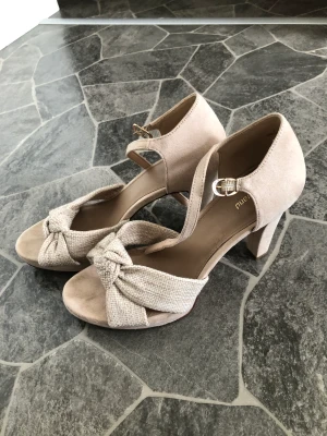 Skor - Högklackade skor från Graceland , storlek 39,använd bara en gång. 