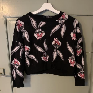 tröja - gullig tröja från hm👐 använd fåtal gånger, har krympt i tvätten så är lite kort i armarna🌷