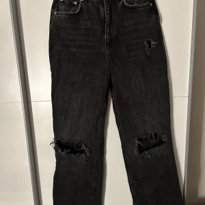 Jeans - Gråa jeans från Gina med hål på knäna och ett litet hål högre upp, fint skick!!
