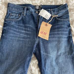 Knälånga jeans short för junior. Skulle passa någon med Xs också! Endast prövade och prislapp etc finns kvar ❤️storlek: 170. Ljusblå färg och i ny skick! Möts upp & fraktar 