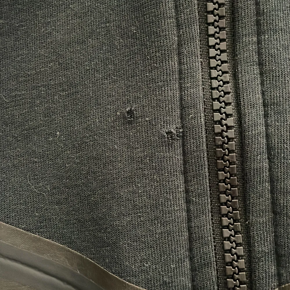 Säljer nu min Nike tech fleece i storlek XS pågrund av att jag vuxit ur den. Skicket på tröjan är 7,5-8/10 pågrund av små skador bredvid dragkedjan.. Hoodies.