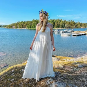 Vit långklänning  - Vit långklänning från NA-KD, storlek 36. Använd 1 gång. Nypris 719 kr. 