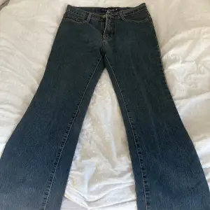 Bootcut jeans, midwaist. Säljer för att de är för stora och för långa på mig.