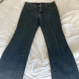 Jeans  - Bootcut jeans, midwaist. Säljer för att de är för stora och för långa på mig.
