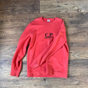 Cp company  - Tjena! Säljer nu min cp company tröja i storlek S men som även passar M.  Skicket är som nytt då den inte används så mycket 