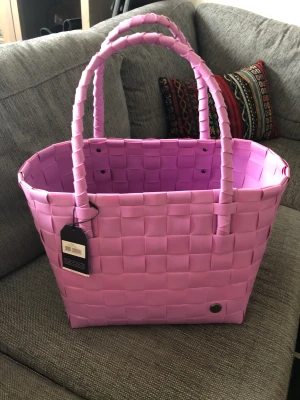 Handed by - Säljer en fin väska/shopper från Handed by. Aldrig använts, så lappen sitter kvar. Nypris: 299 kr