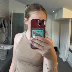 Brun topp  - Säljer denna bruna toppen från Gina den är använd ganska många gånger men inget som syns💗säljer den pga kommer inte till användning