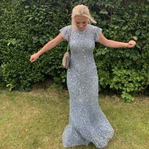 Balklänning - Säljer min fantastiska balklänning. Använde den på min bal i 9an för över tre år sedan och den har bara hängt i garderoben sen dess. Köpte den på asos. Den är bara använd en kväll och i fint skick. Säljer för 1300 eller eventuella bud. 