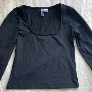 Svart tröja - Säljer denna så snygga tröjan då den tyvärr blivit för liten för mig! Den har fyrkantig urringning och slits i ärmarna😍nyskick!!