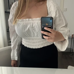 Vit somrig topp - Jag säljer min vita fina topp från nakd för 150kr. Lappen sitter kvar då jag aldrig fått den till användning. Nypris: 400 kr💕