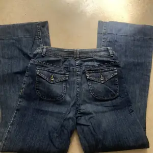 Midwaist jeans med fickor som har extra detaljer på, säljer då dom är lite för stora och för långa för mig