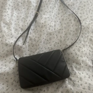 väska från h&m - Väska från h&m, använd några gånger! säljer för 100kr