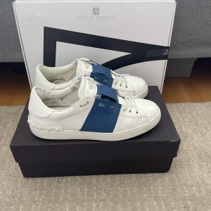 Valentino open  - Säljer ett par valentino open som är i bra skick! Storlek 42,5. Box fås med till skorna!  Hör gärna av dig om du har frågor!