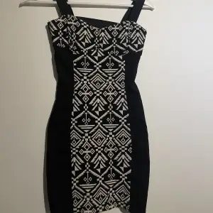 Mini klänning med coolt mönster och delvis öppen rygg!🌸