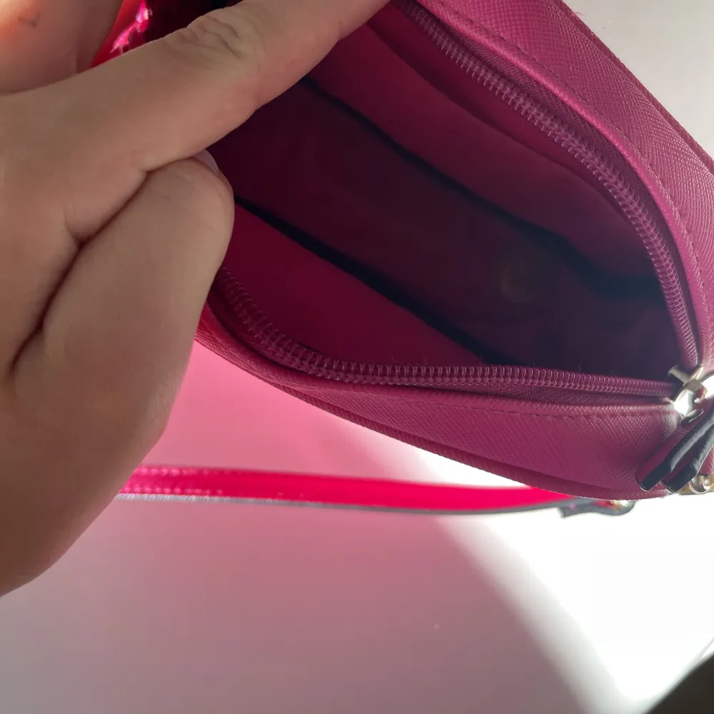 En otroligt läcker väska/ necessär från Victorias Secret 💖 Färgen är magisk!! Kan användas både som väska (långt band) som man kan ta in/ av för att omvandla väskan till necessär eller större plånbok 😍💖 Utmärkt skick då den aldrig kom till användning 💖. Väskor.