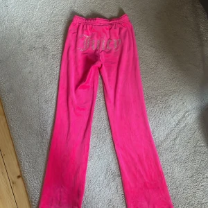Juicy couture byxor  - Säljer ett par Juicy couture byxor som aldrig blivit använda. Säljer pga att dom inte kommer till användning. I helt nytt skick (ingen strasssten som lossnat) . Nypris ca 700 kr