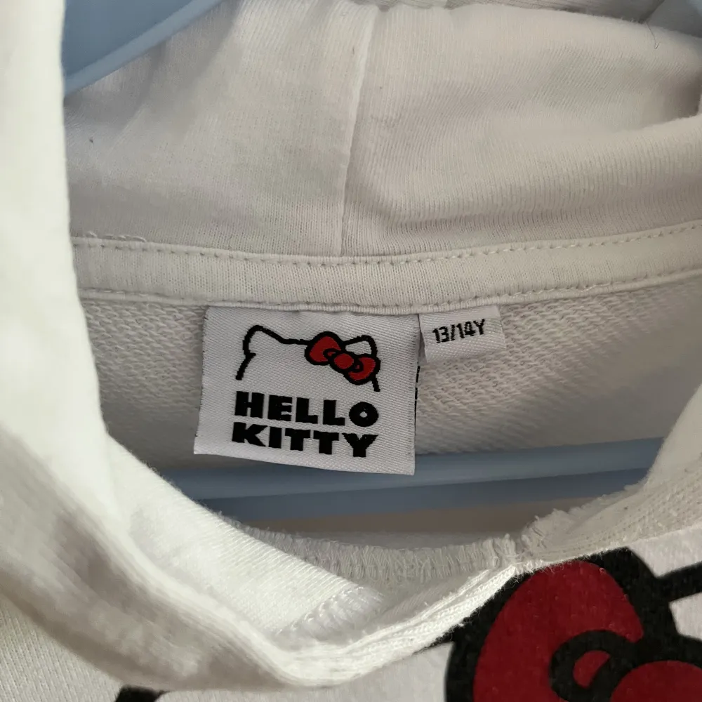 Söt Hello Kitty tröja i bra skick. Bredd axlar 40cm. Bredd under ärmarna 43 cm. Längd 53 cm. OBSERVERA‼️ mellan XXS och XS. Kolla måtten! #hellokitty #hellokittysweater #sanrio #cute #kawaiistyle . Hoodies.