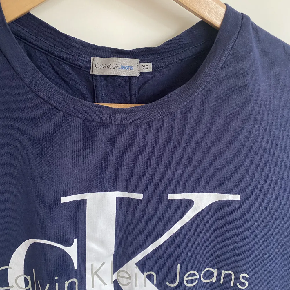 Marinblå Calvin klein T-shirt med figursydd passform. Använd ett fåtal gånger så produkten är inprincip i nyskick.  Nypris 499:-   Frakt ingår ej . T-shirts.