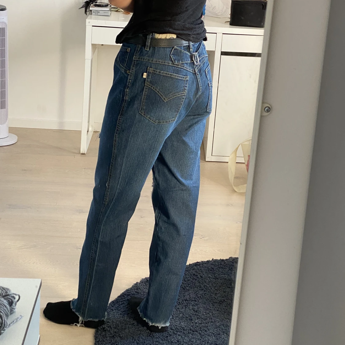 Mörkblåa högmidjade denimbyxor  - 91