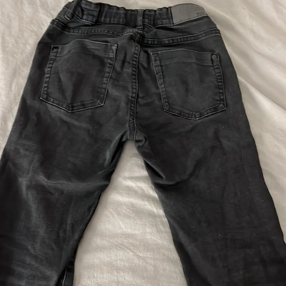 Ett par svarta bootcut jeans som är lågmidjade, dem har används ca 10 ggr,  bra att ha om man gillar Stocholm stil!! 😍 (Tvättas innan) ❤️❤️. Jeans & Byxor.