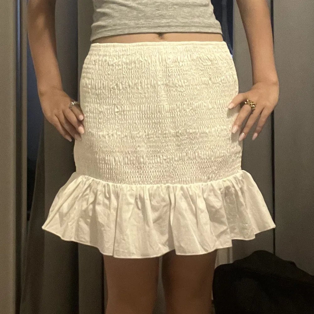 Vit as söt kjol som aldrig har kommit till användning,vet inte märket på den och även inte storlek då den inte har någon lapp,men skulle säga att den passar xs/s men även ksk m då den är väldigt stretchig! . Kjolar.