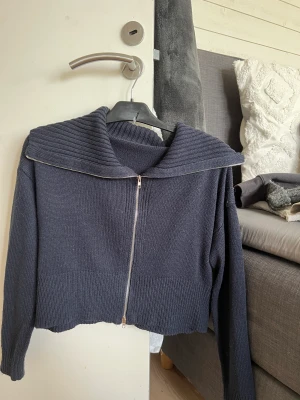 Stickad tröja  - Stickad tröja med dragkedja 