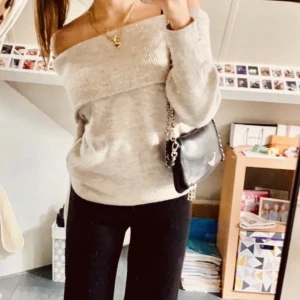 stockholmsstil offshoulder🤎 - säljer denna trendiga och snygga tröjan. 🤎🤍 finns också i grå på min profil! Storlek XS men passar S och kanske M! 🫶🏻 första bilden är lånad🤎🤍 skriv om intresserad! 🤍