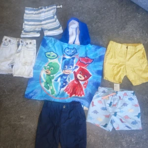 Barn shorts  - Blåa chinos 104 Bad shorts 98 Gula chinos 98 Jeans 98  Randiga 98  