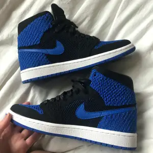 * Air Jordan 1 Retro high OG flyknit GS i färgen Royal i storlek 38.5 * Sparsamt använda  * Orginal kartong medföljer  * Kan skicka flera bilder om önskas 