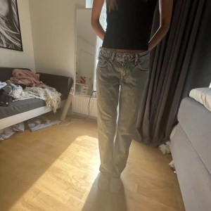 Jeans - Lågmidjade jeans från weekday, mycket bra skick💕köp gärna genom plick appen💕