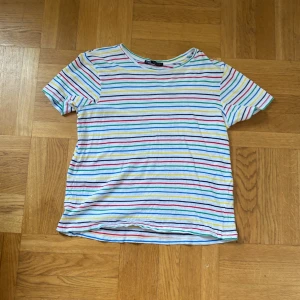 Randig t-shirt från Zara - T-shirt i bra skick från zara. Storlek: S