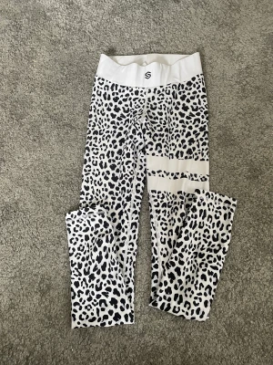 Tights från Stronger - Träningstights från Stronger i strl xs. Hela och rena, fint skick.