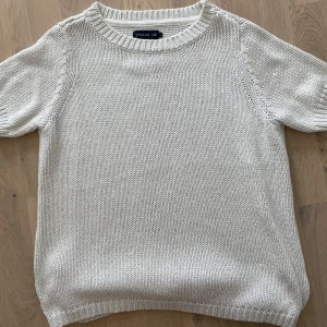 Kortärmad Stickad  - Vit/glittrig kortärmad stickad tröja från stockh lm🤍
