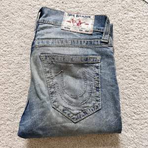 Jag säljer mina true religion jeans som är i storlek 29 herr, modellen är loose straight. Dem är köpta i usa för drygt 4 år sedan i true religion butiken. Dem har används en del men är fortfarande i rimligt skick. Säljer pågrund av att jag vuxit ur dem.