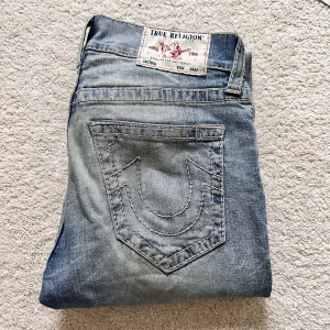 True religion  - Jag säljer mina true religion jeans som är i storlek 29 herr, modellen är loose straight. Dem är köpta i usa för drygt 4 år sedan i true religion butiken. Dem har används en del men är fortfarande i rimligt skick. Säljer pågrund av att jag vuxit ur dem.