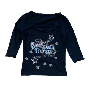 Vintage D&G top - Svart, vintage D&G top. Skick: 7/10! Skriv om du har frågor eller vill se fler bilder!