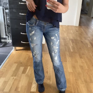 Lågmidjade guess jeans - Vintage guess jeans i straight leg modell. Jag är 170 cm. Storlek 26 i midjan. (ANVÄND EJ KÖP NU!)