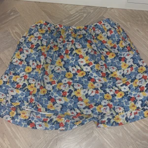 Sommarkjol - Storlek är 13-14 BARN (LARGE BARN) så ca XS vuxen men passar nog även S då det är stretch vid midjan!:)