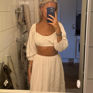 NA-KD sätt ⭐️ - Säljer detta otroligt fina sättet ifrån NA-KD, aldrig använt!⭐️ både kjolen och toppen i storlek 36☀️