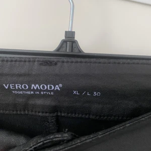 Byxor - Byxor i läderimitation, superfina verkligen men lite för stora för mig. Inte så mycket resår i midjan så man kan behöva ett skärp. Inköpta 2019 för 500 kr men endast använda 1 gång. 