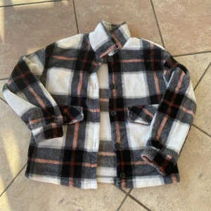  flis skjorta  - En fin flis skjorta som är i fint skick. Säljer pågrund av urvuxet.