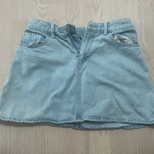 Ljusblå jeanskjol - Säljer en ljusblå jeanskjol i bra skick❤️