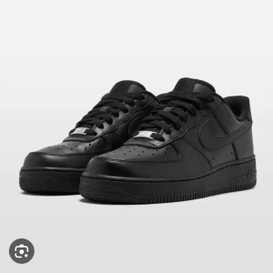 SVARTA AIRFORCES - Säljer mina svarta air force 1 i storlek 40.5. Köpta i oktober förra året och mycket sparsamt använda då de är lite för stora för mig.  Köpta för 1400, säljer för 900.  Fler bilder finns 💕🫶🏼
