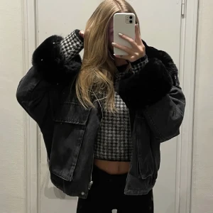 Höst jacka  - Säljer min fina jacka. Storlek s/m  Finns päls inuti som man kan välja att ta bort. Då fungerar den också till varmare väder 